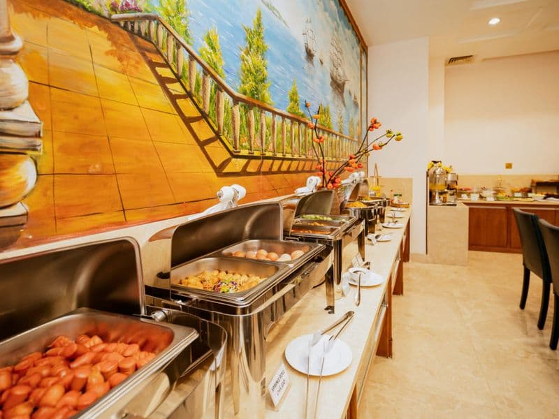 Các khay món nóng tại quầy buffet bữa sáng