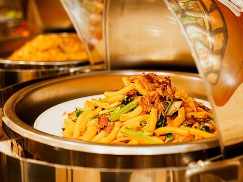 Món mì xào nóng tại quầy buffet