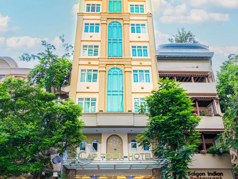 Toà nhà Cap Town Hotel Sài Gòn ban ngày, giữa Quận 1