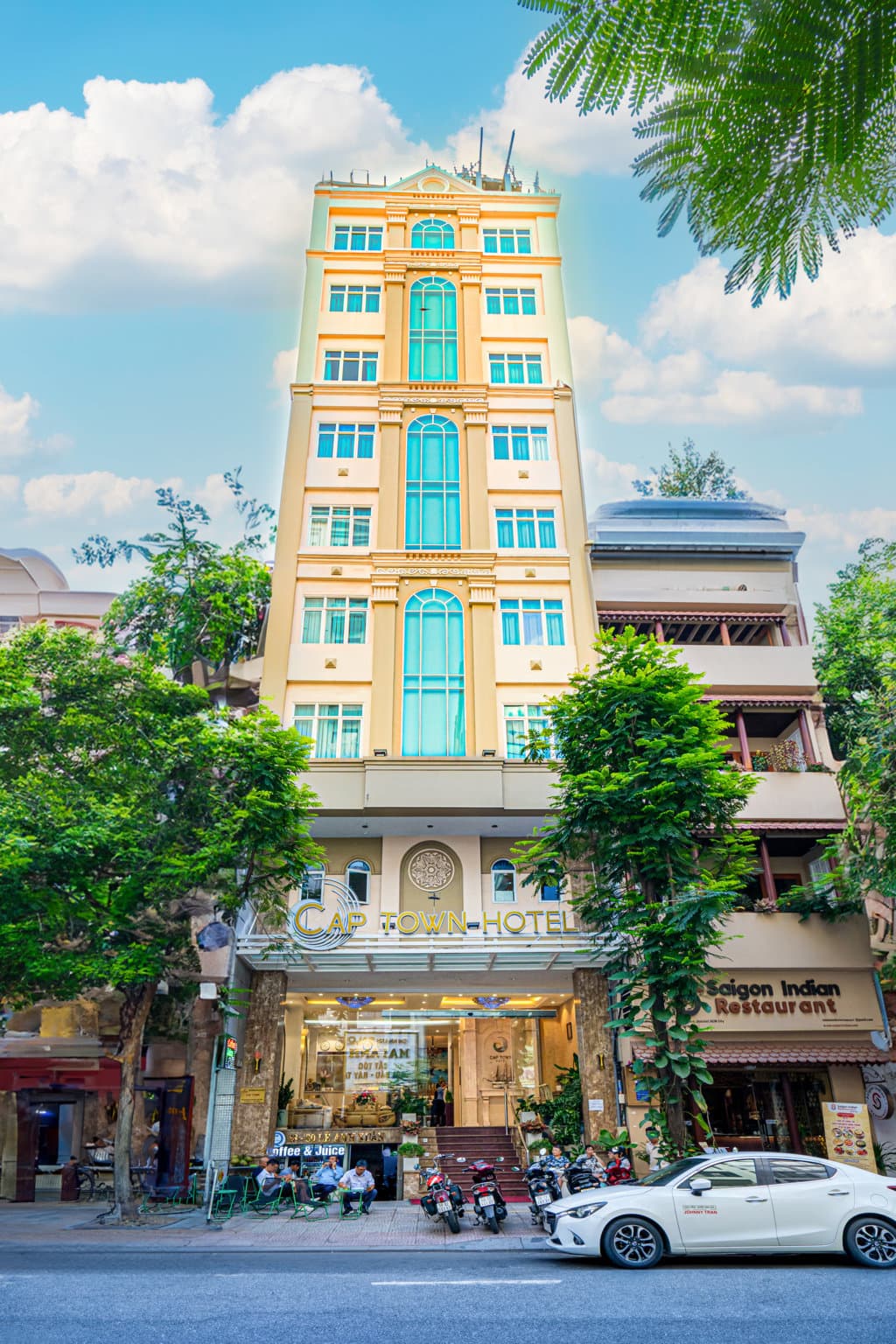 Toà nhà Cap Town Hotel Sài Gòn ban ngày, giữa Quận 1