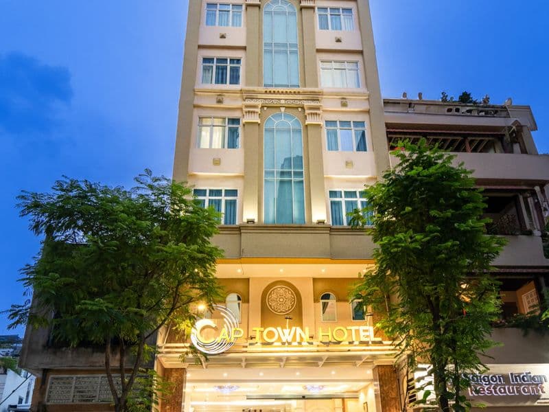 Mặt tiền Cap Town Hotel Sài Gòn lúc chiều tối