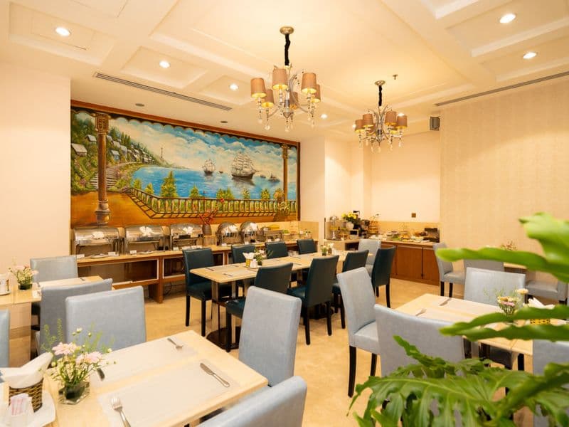 Nhà hàng của khách sạn với tranh tường phố cảng