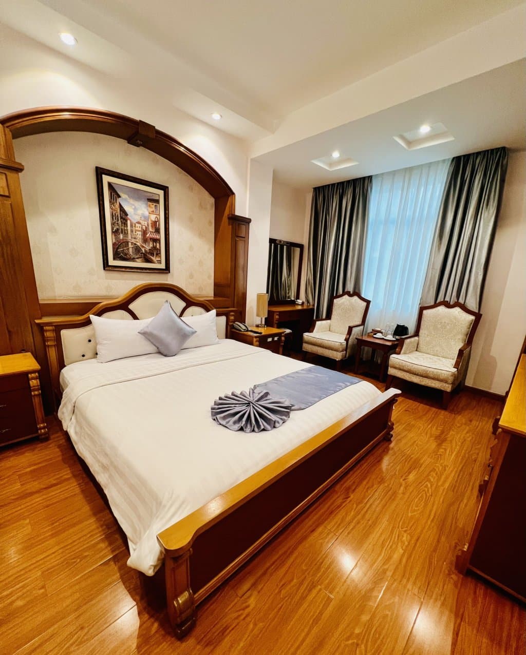 Phòng ngủ Deluxe City View tại Cap Town Hotel Sài Gòn – ảnh 1